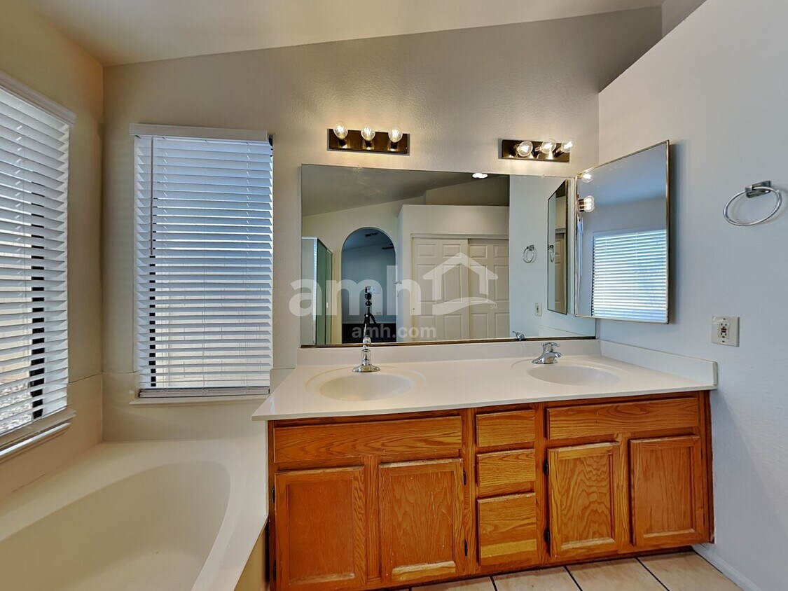 Building Photo - 3603 N 107th Dr