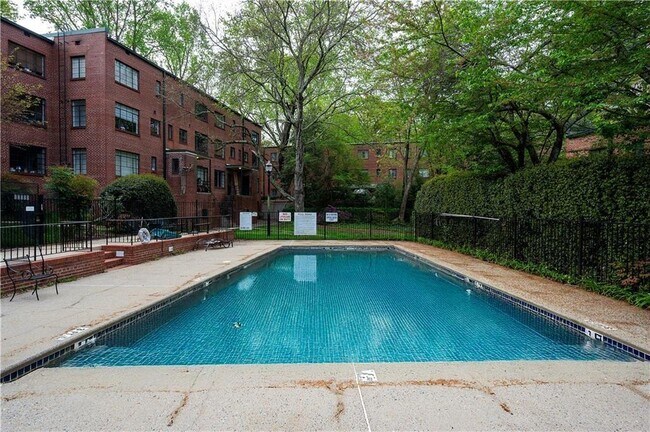 Building Photo - 1370 Chalmette Dr NE