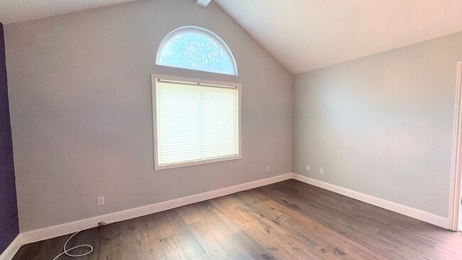 Building Photo - Upgraded 2 bedroom with bonus room