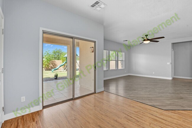 Building Photo - 5 bed / 2.5 bath Home in the San Tan Heigh...