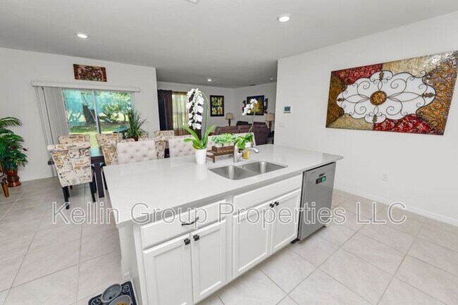 Building Photo - 833 Ambleside Dr