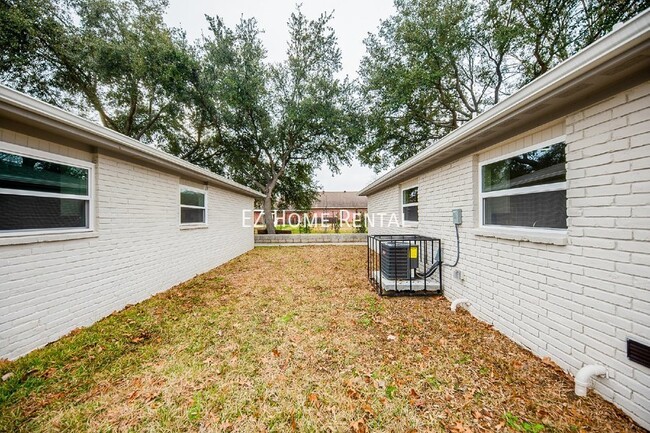 Building Photo - 5042 Mallow St