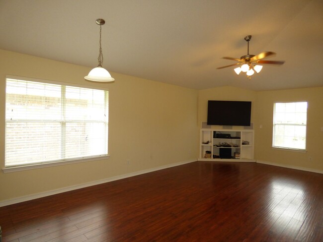 Building Photo - Great 4 Bedroom in Pensacola