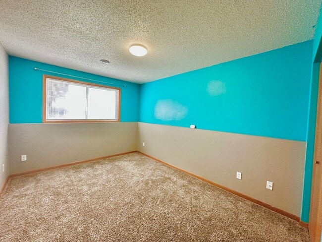 Building Photo - 3 Bed, 2 Bath Twinhome!
