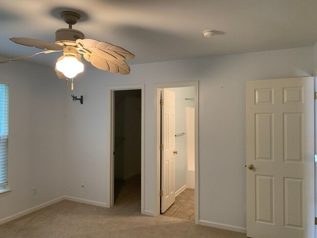Building Photo - Move-in Ready 5 bedroom, 3.5 bath house lo...