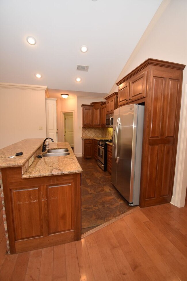 Building Photo - Spacious 3 Bedroom, 2 Bath Home