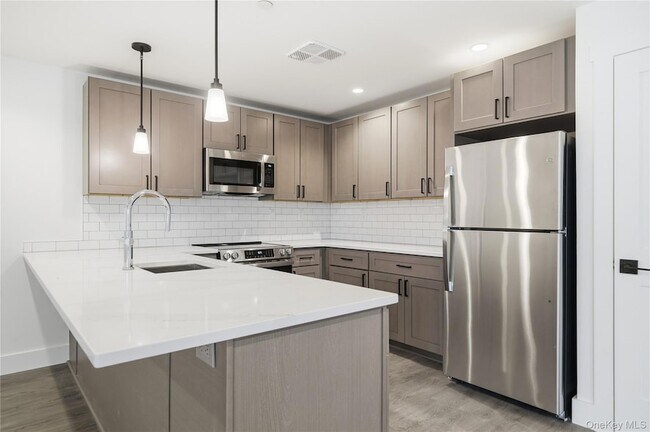 Building Photo - 180 Deer Park Ave