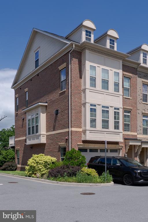 Building Photo - 10225 Hilltop Ascent Dr