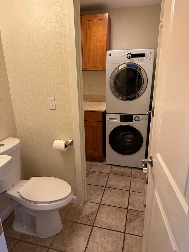 Building Photo - Gated Lakefront Rental Opportunity