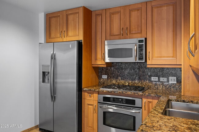 Building Photo - 7137 E Rancho Vista Dr