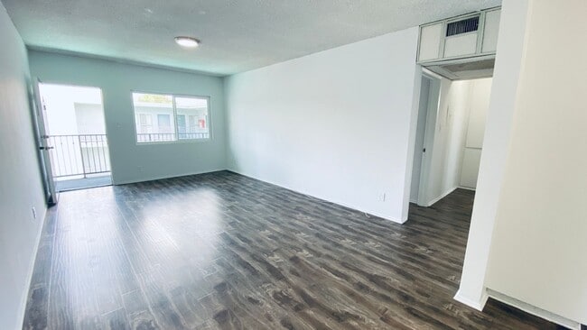 Building Photo - Stunning Upgraded 1 Bed/1 Bath with a Spacious Floorplan & Balcony!