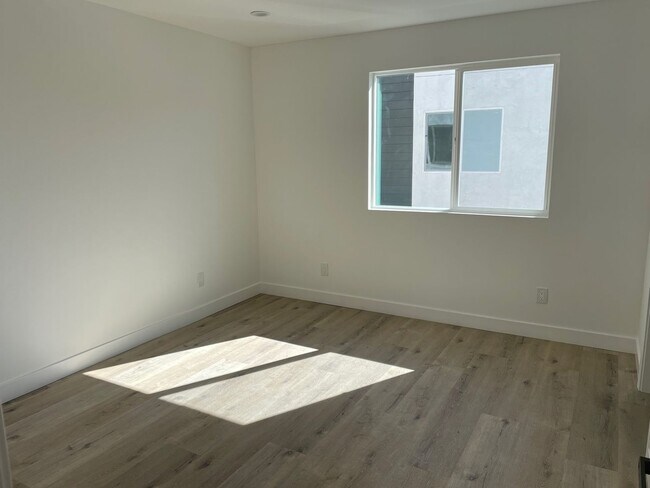 Building Photo - REST OF NOVEMBER FREE! Spacious 3 Bedroom ...