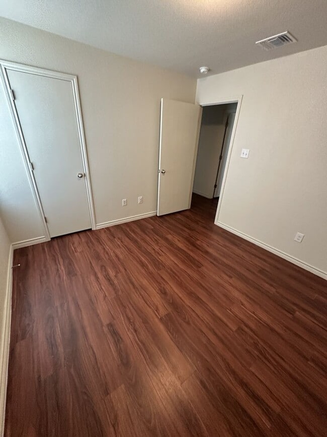 Building Photo - AVAILABLE NOW! (SECTION 8 ACCEPTED)