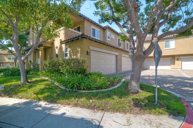 Building Photo - Immaculate Town Home in the Valencia Commu...