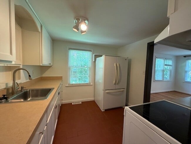 Building Photo - Charming One Floor Living Downtown!