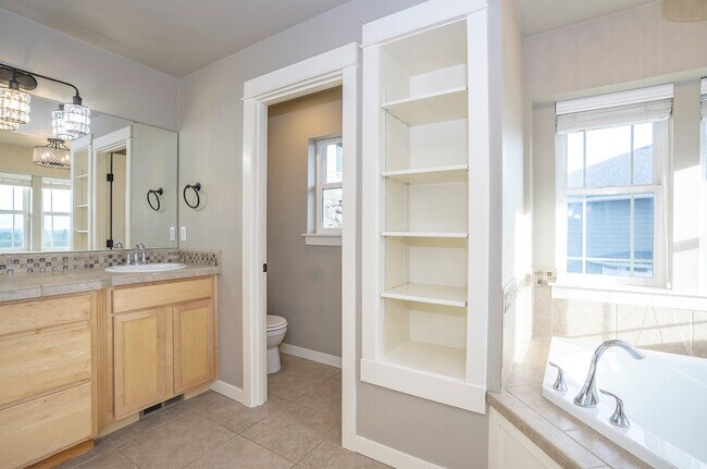 Building Photo - 1749 Skyline Ridge Ln SW