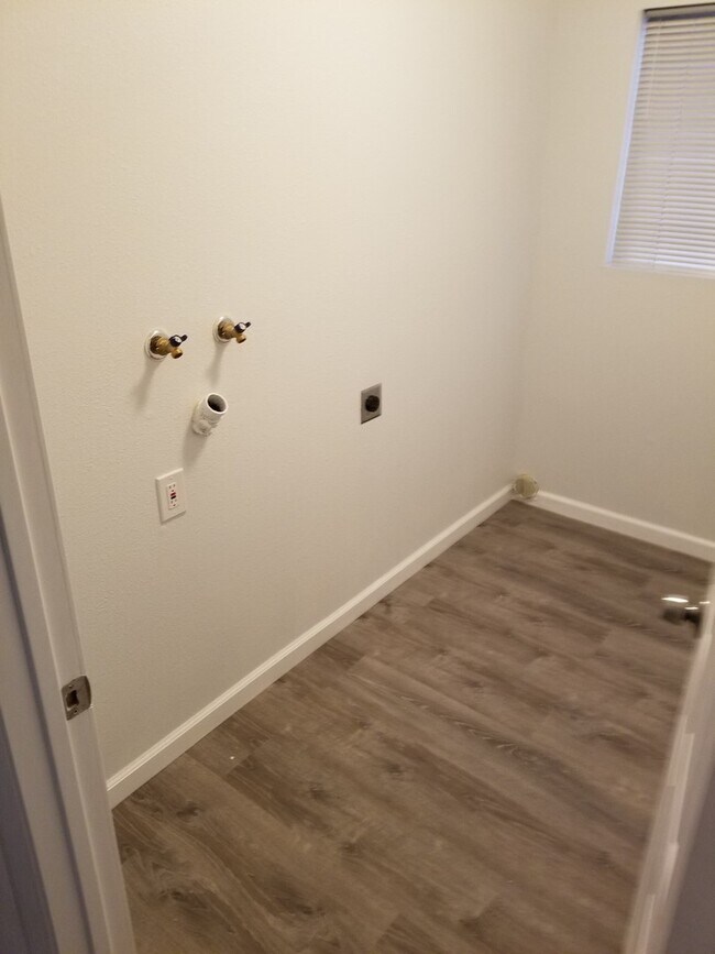 Building Photo - Bay Side Condo, Completely updated! Walkin...