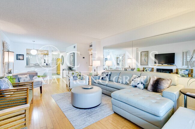 Building Photo - 2 bedrooms, 1 bath Condo located near the World's Most Famous Beach