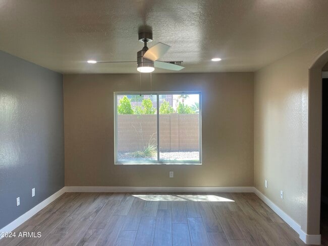 Building Photo - 15433 W Mercer Ln