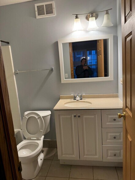 Building Photo - 871 Symphony Dr