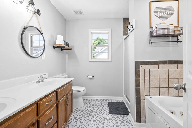 Master Bathroom - 1021 Glenhurst Way