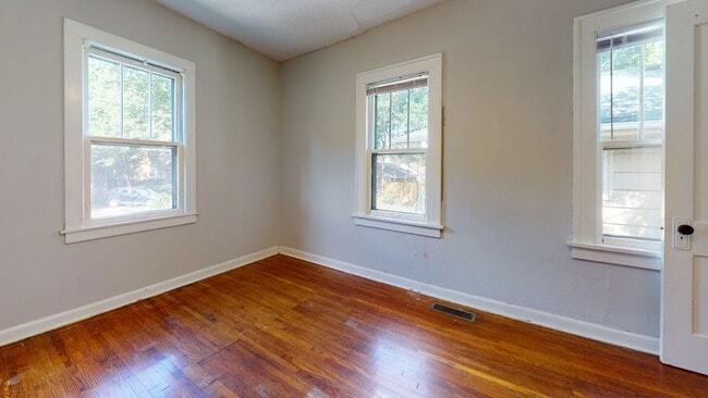 Building Photo - 4 bed 2 bath house !
