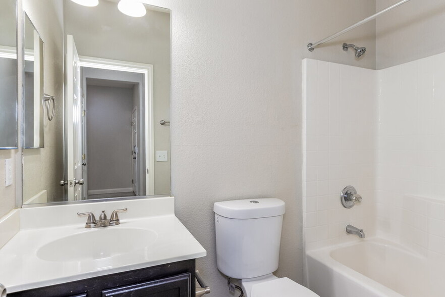 Building Photo - 5402 Royal Yacht Way