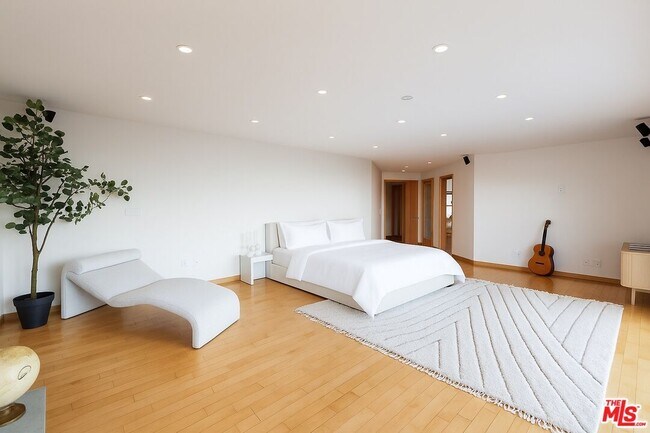 Building Photo - 8634 Franklin Ave