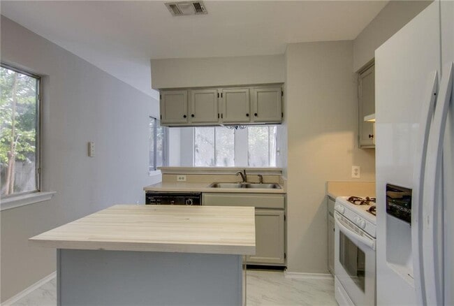 Building Photo - 6415 Jennings Dr