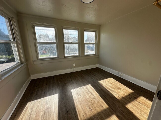 Building Photo - Aliquippa Triplex