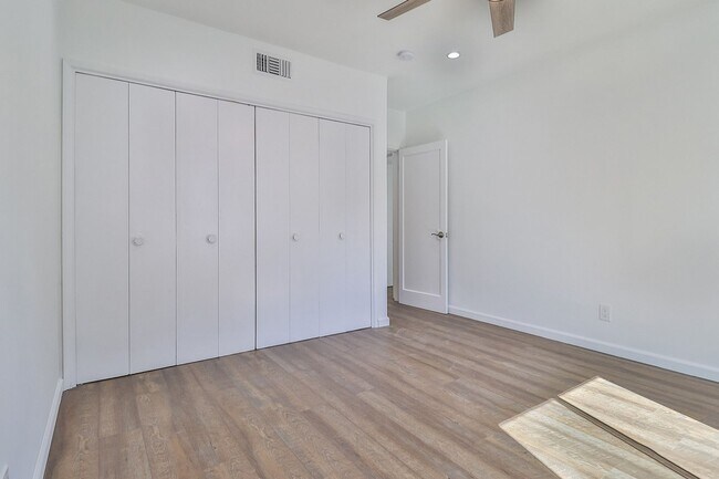 Building Photo - MOVE-IN READY 5BR w/pool + guest unit w/half bath!