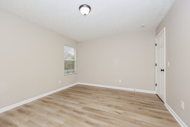 Building Photo - 5823 Roxbury Dr