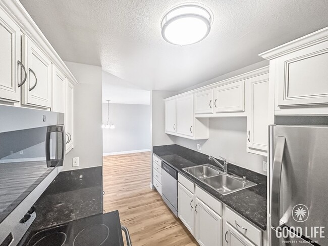 Building Photo - Beautiful 2BD/1BA W/ Updated Kitchen, AC, and In-Unit Laundry in Colina Del Sol!
