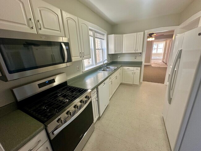 Building Photo - 6327 N Oakley Ave