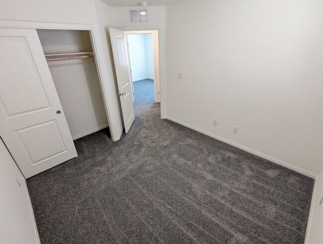 Building Photo - 10947 Cheshire Wds Ave