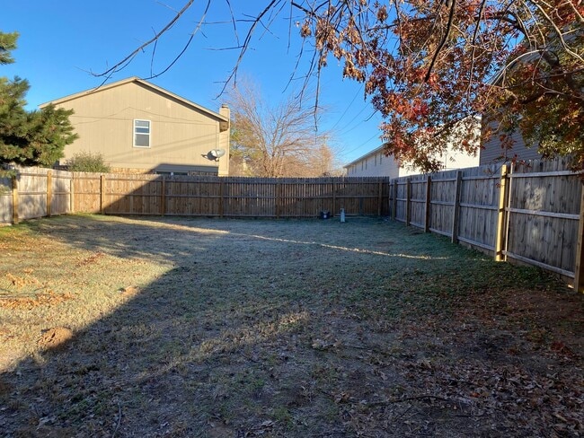 Building Photo - 2 Bedroom Duplex near Lake Overholser