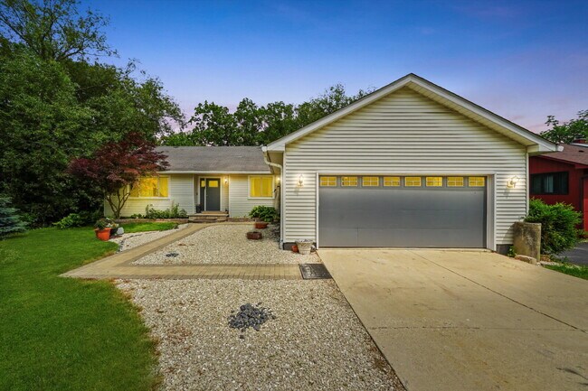Building Photo - 4-Bed / 2-Bath Nicely Updated Home