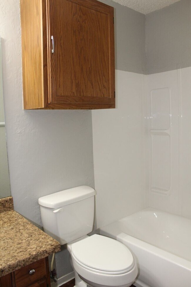Building Photo - 3 bed 2 bath