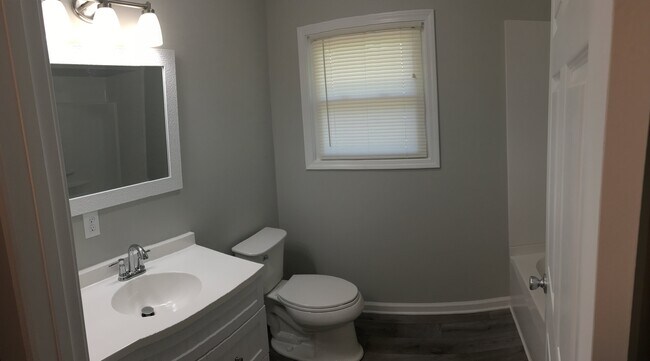 Building Photo - 605 N Adair Street Apt #2