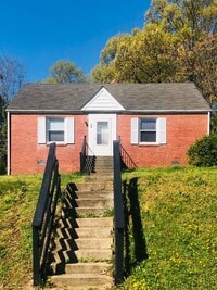 Building Photo - Adorable 3 bdrm/1bath House with Huge Back...
