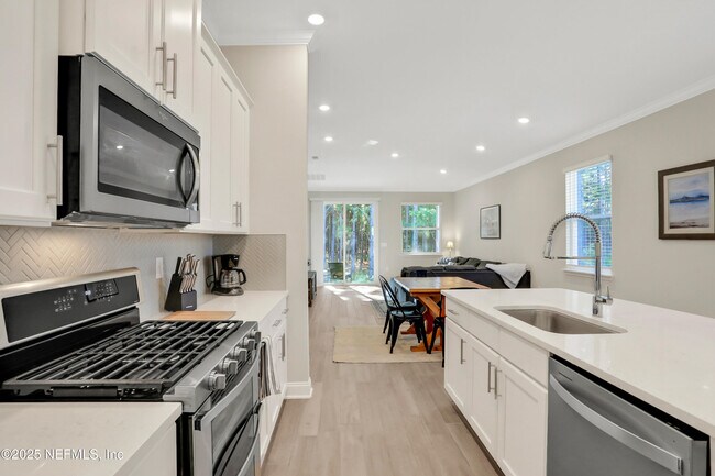 Building Photo - 404 Thistleton Wy