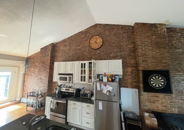 Building Photo - 821 E Broadway