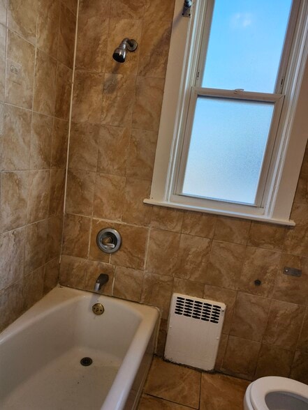 Bath - 70 Valentine St