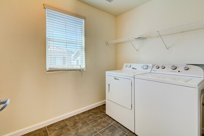 Building Photo - **$800 OFF MOVE IN BY 12/12/25**3-Story Home with Private Bathrooms and Strip View