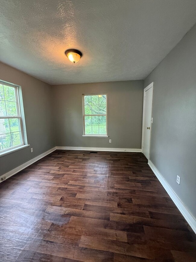 Building Photo - Rent this GREAT 2 BEDROOM home with, FULLY FENCED front and back yard.