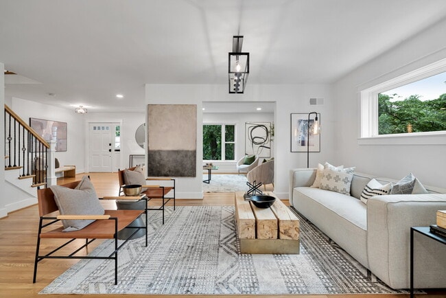 Building Photo - "Luxurious 6-Bed, 6-Bath Arlington Retreat...