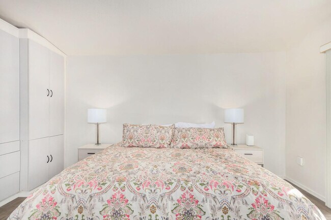 Building Photo - 220 N 22nd Pl