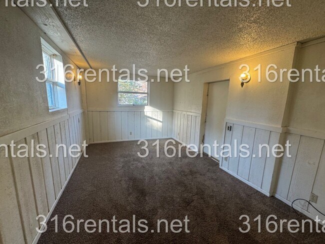 Building Photo - 511 Holly Ln