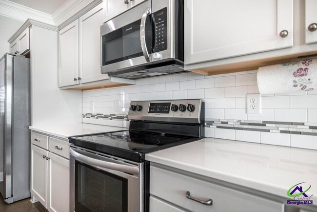 Building Photo - 421 Newport Ave