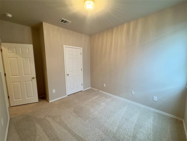 Building Photo - 106 Bowstring Bend